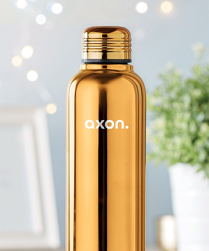 Guldfarvet termoflaske med logo med plante i baggrunden. Reklameartikel til vinteren.