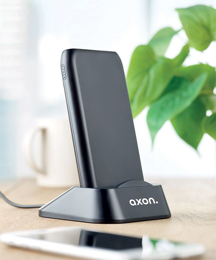 Sort trådløs oplader med logo på et bord. Reklameartikler til kontoret.