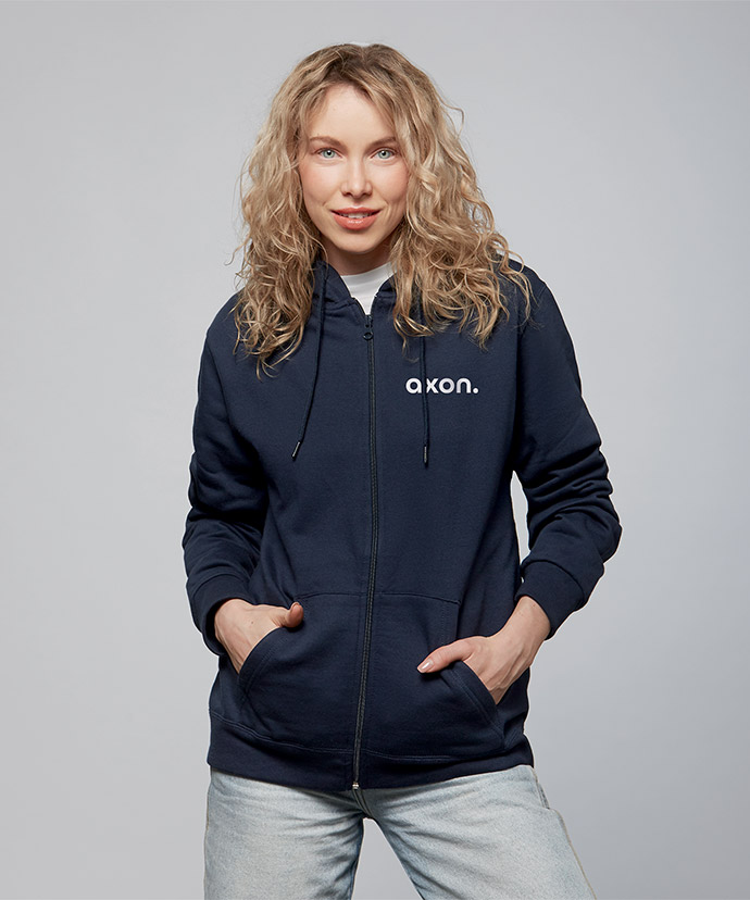 Dame med mørkeblå hættetrøje med lang lynlås og tryk på brystet.