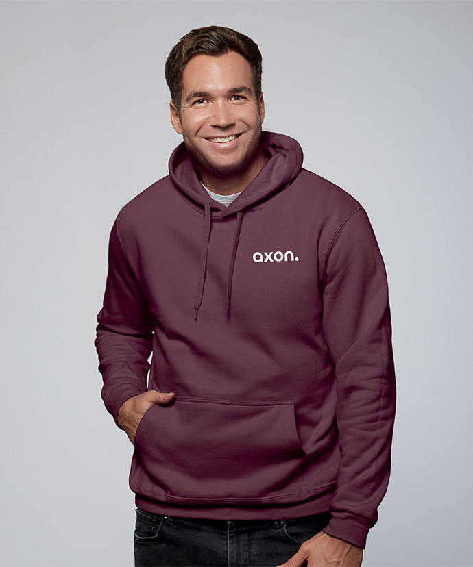 Man med vinrød hættetrøje med logo på venstre bryst.